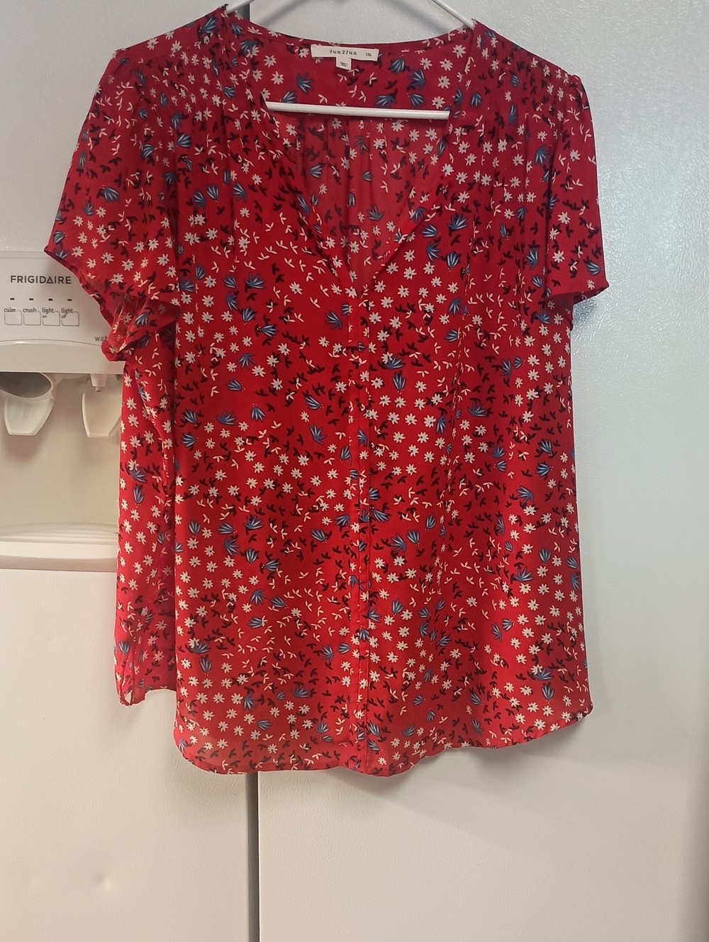 fun 2 fun Red Floral V Neck Short Sleeve Blouse. Women's Size 1X